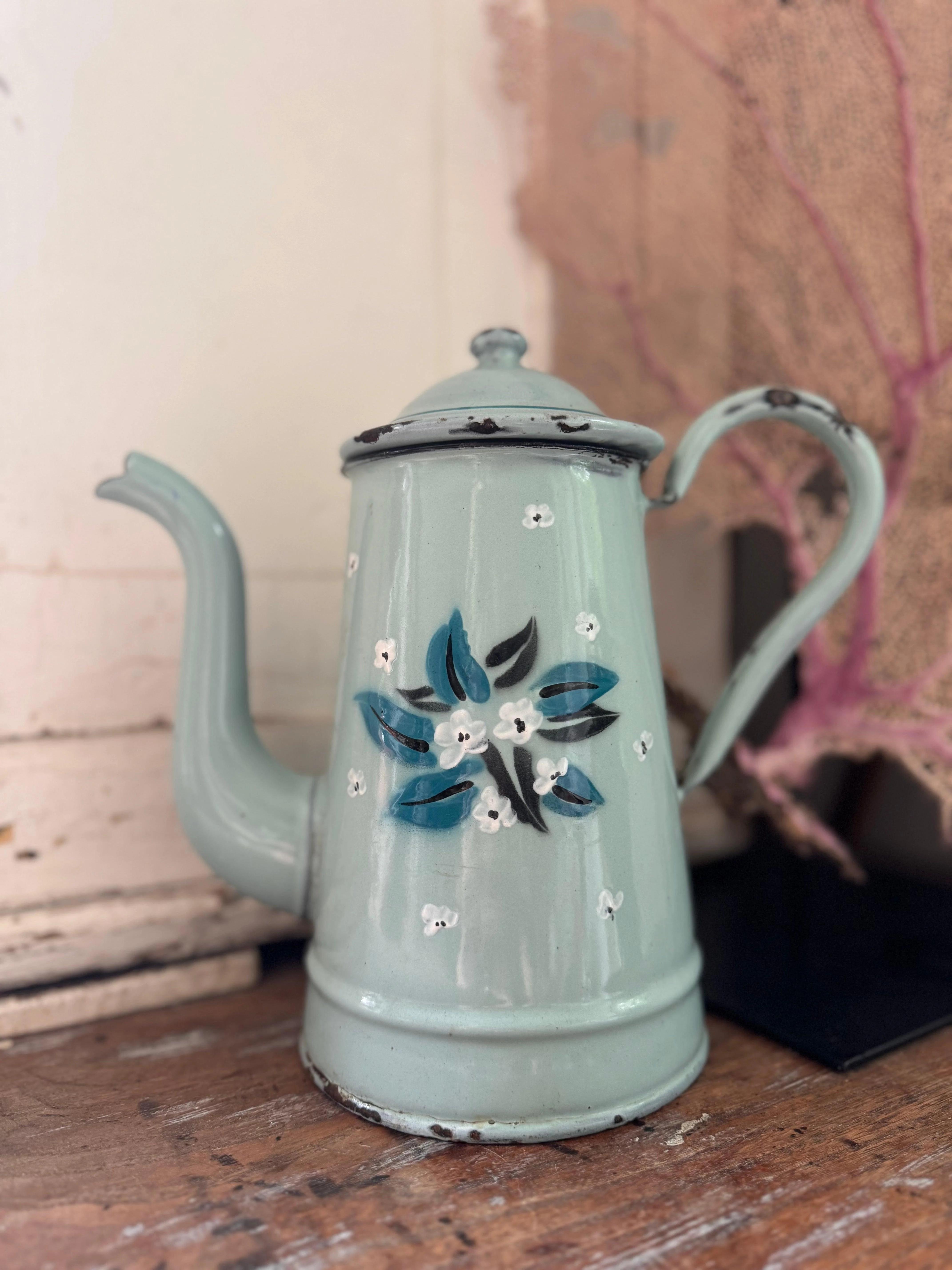 Oude franse emaille koffie kan blauw met witte bloemen