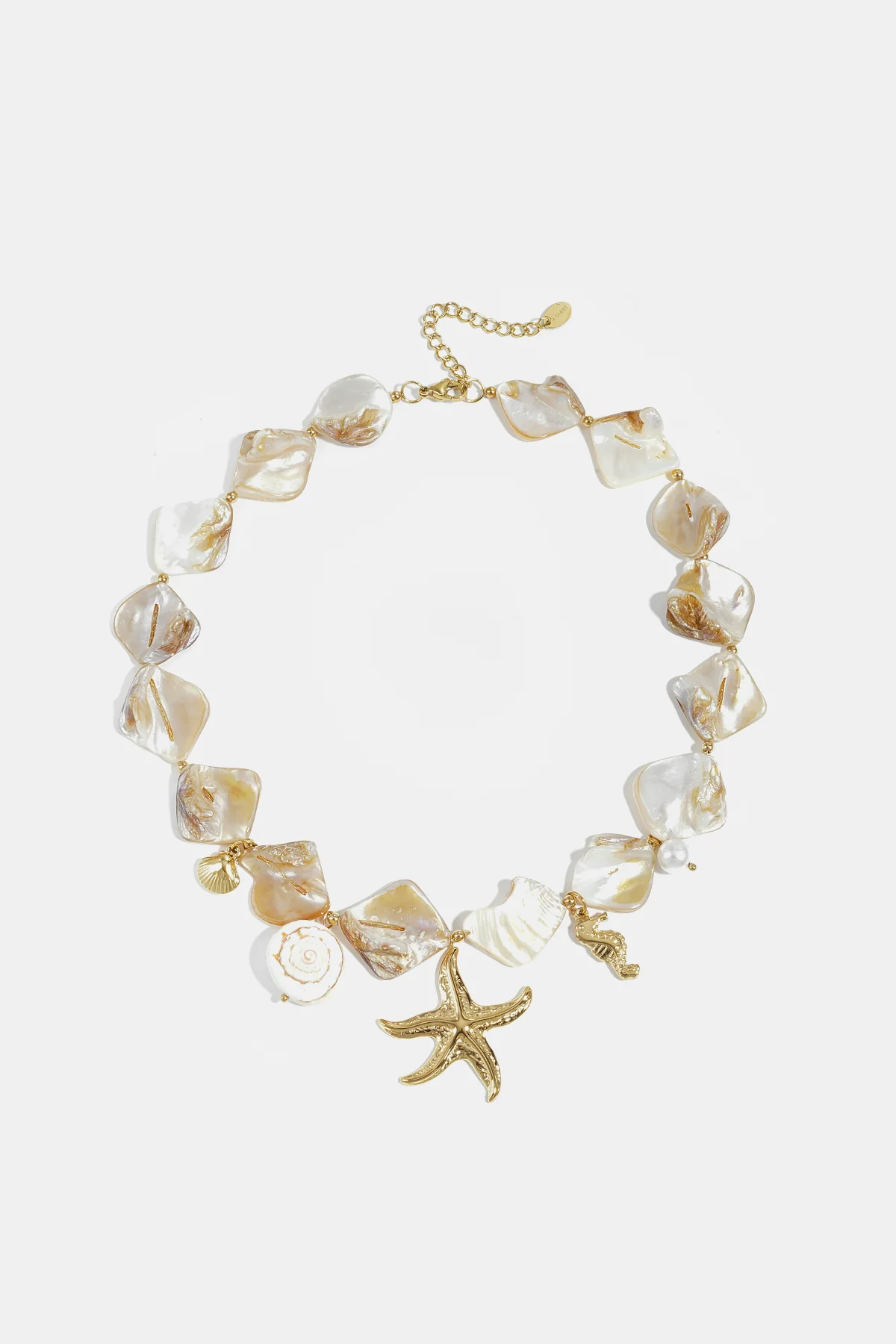 Ketting met schelpen, zee charms en goude kraaltjes