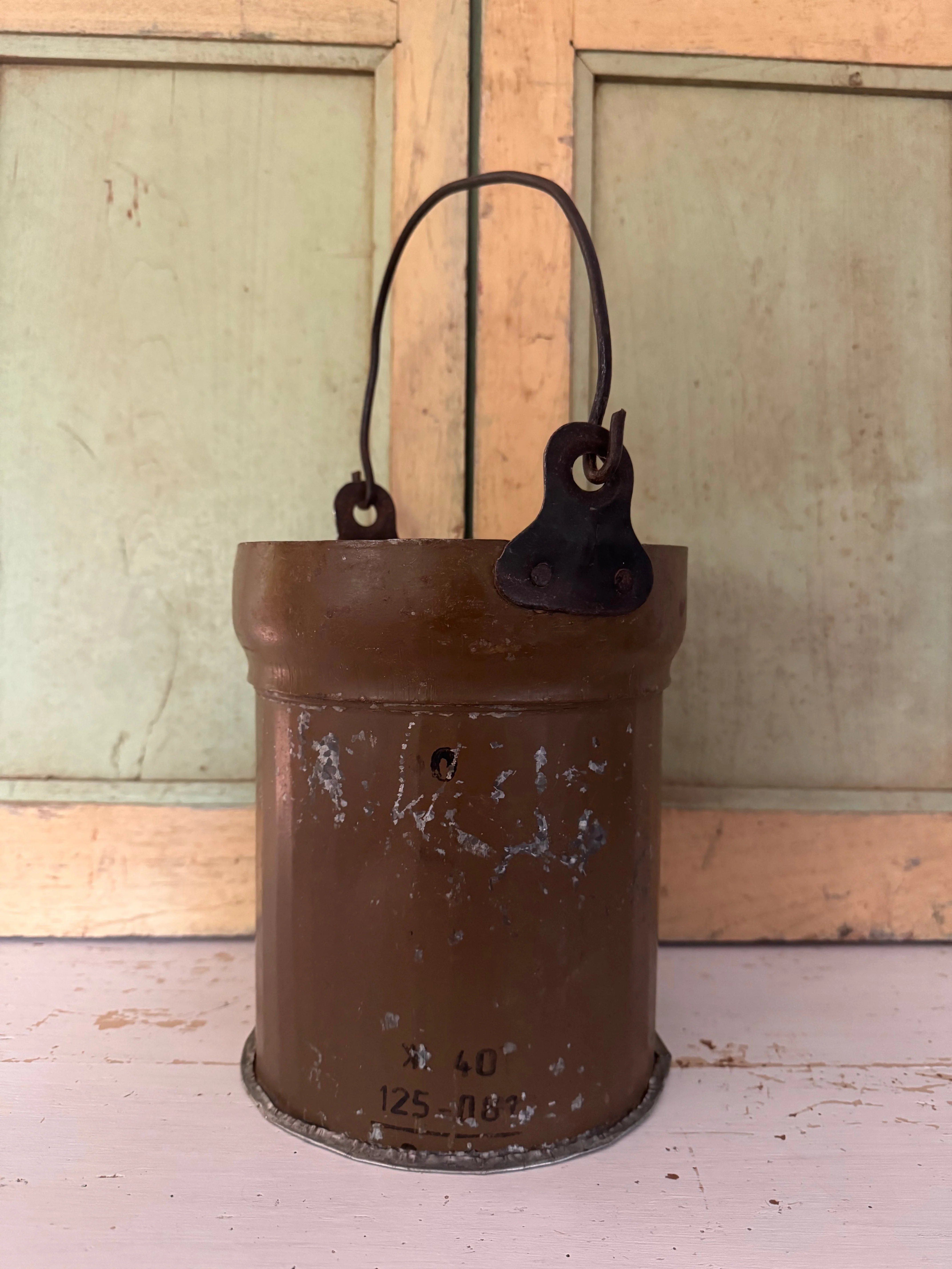 Vintage metalen emmer legergroen