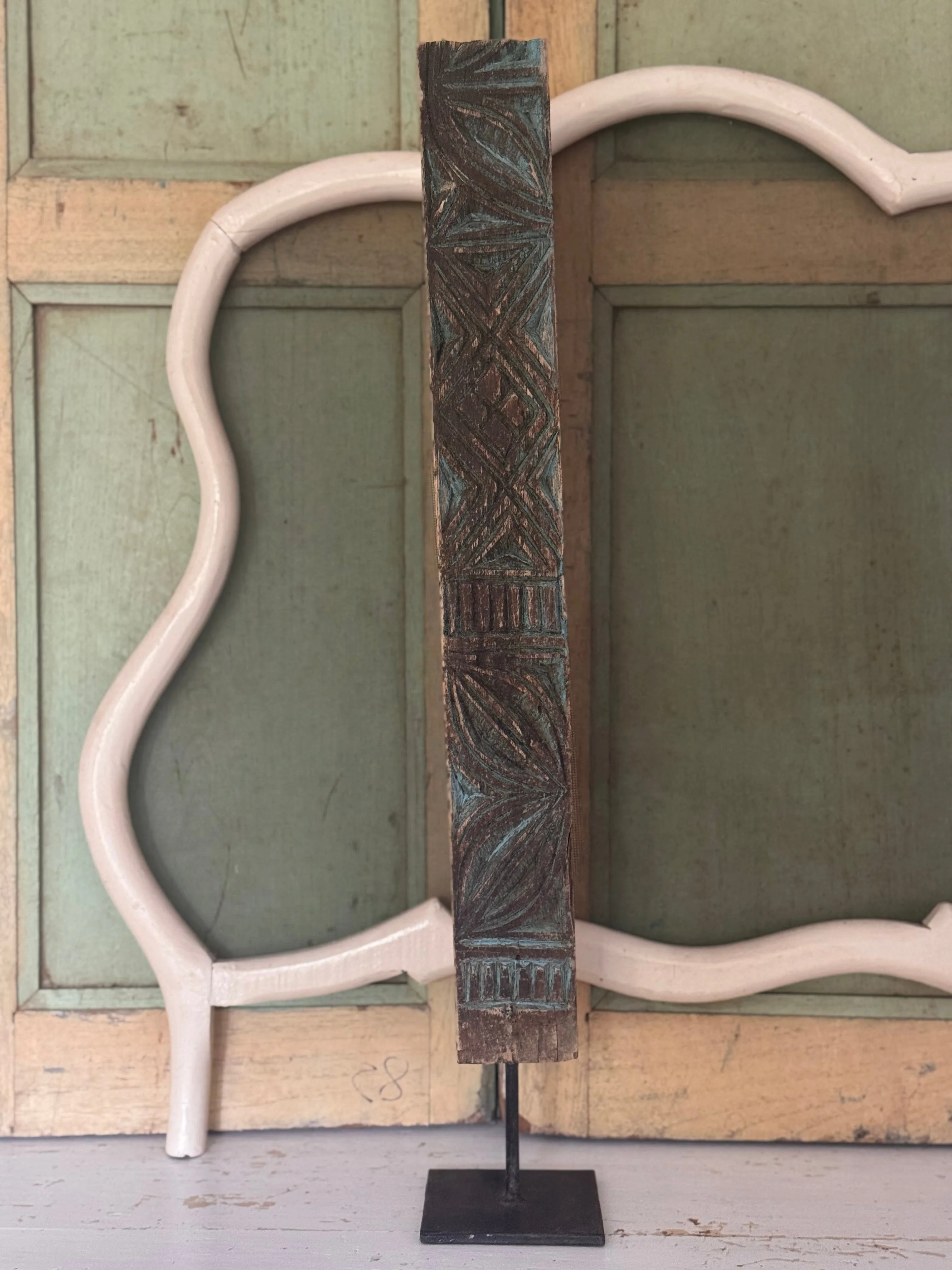 Oud houten ornament op standaard blauw