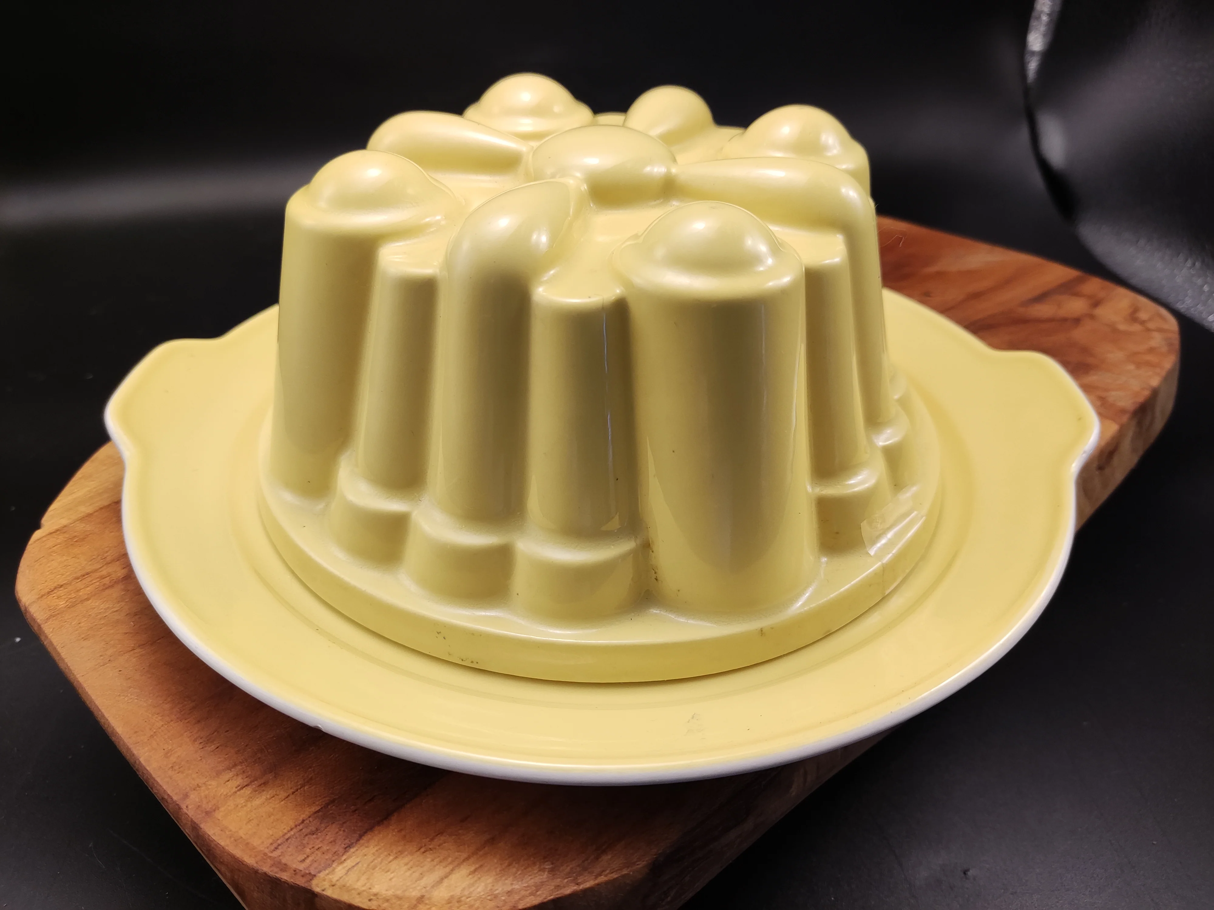 puddingvorm op schotel geel puddingvorm op schotel geel