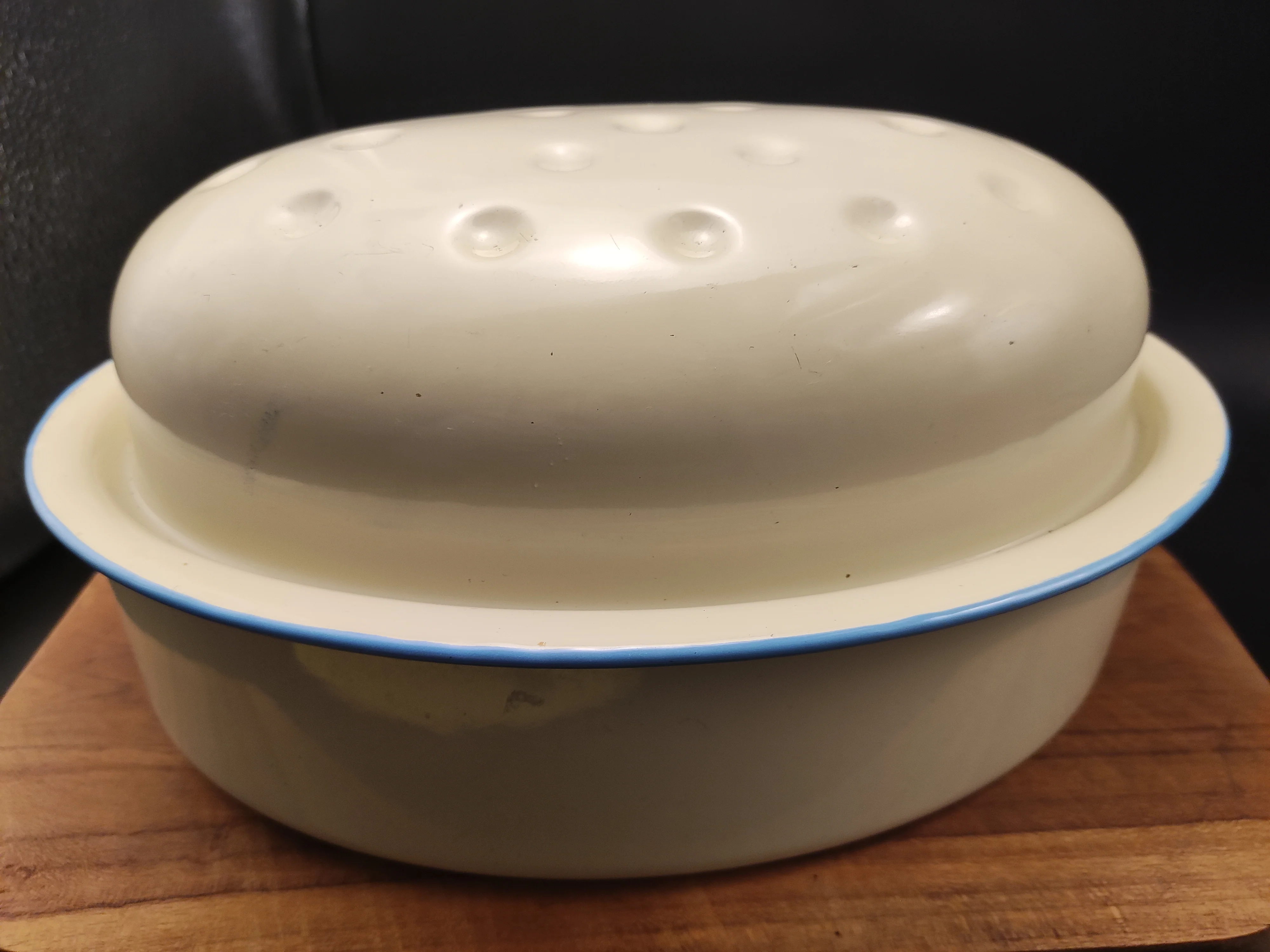 pan emaille met deksel wit met blauwe rand pan emaille met deksel wit met blauwe rand