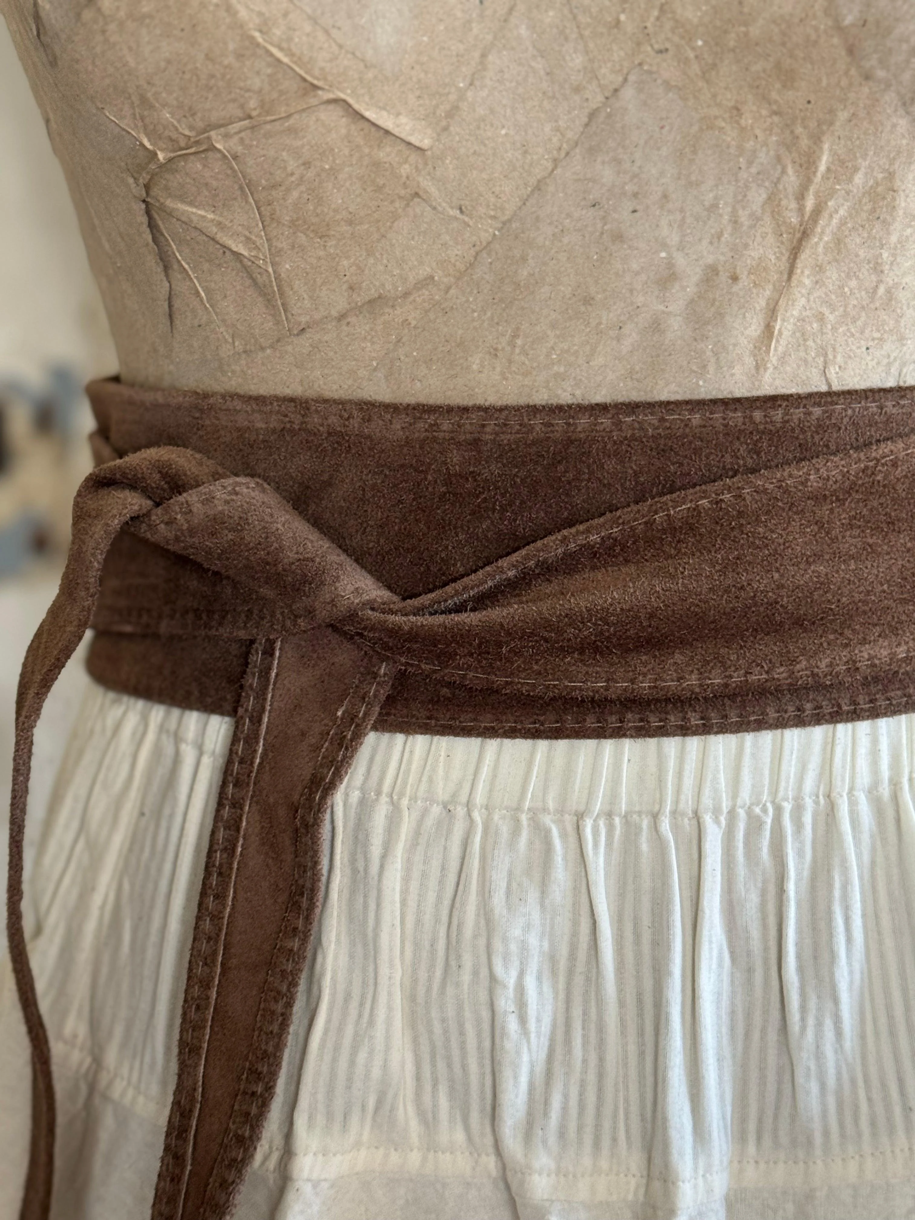 Stijlvolle Wikkelriem van suede bruin