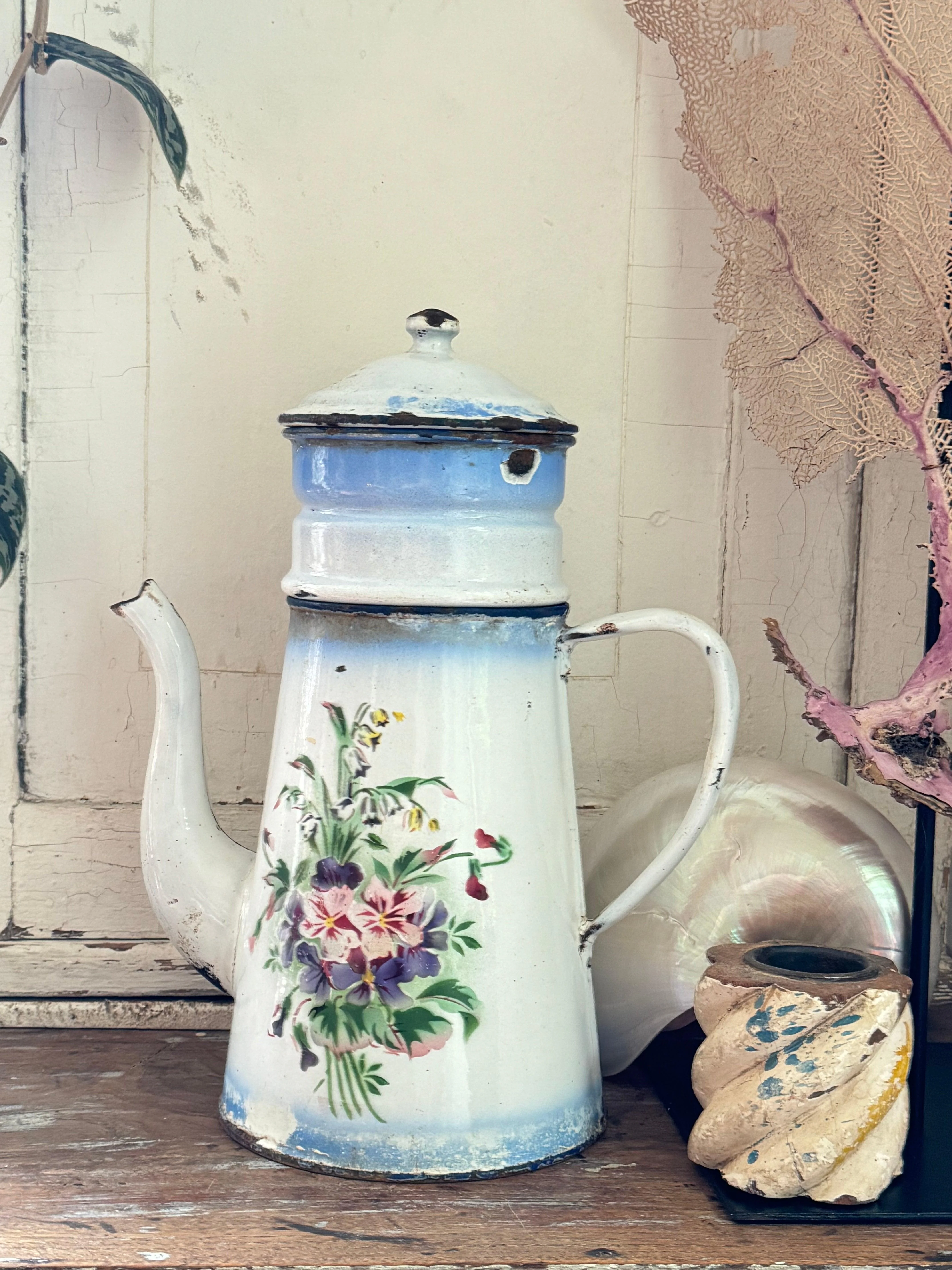 Oude franse emaille koffie kan bloemen