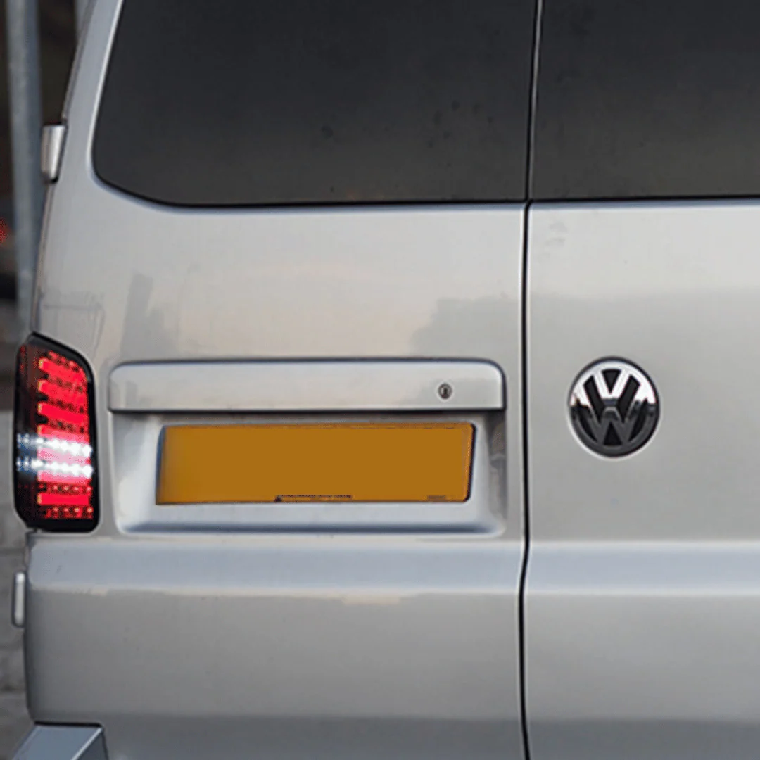 VW T6 schuurdeur achternummerplaateenheid – Reflex zilver geverfd en klaar om te monteren
