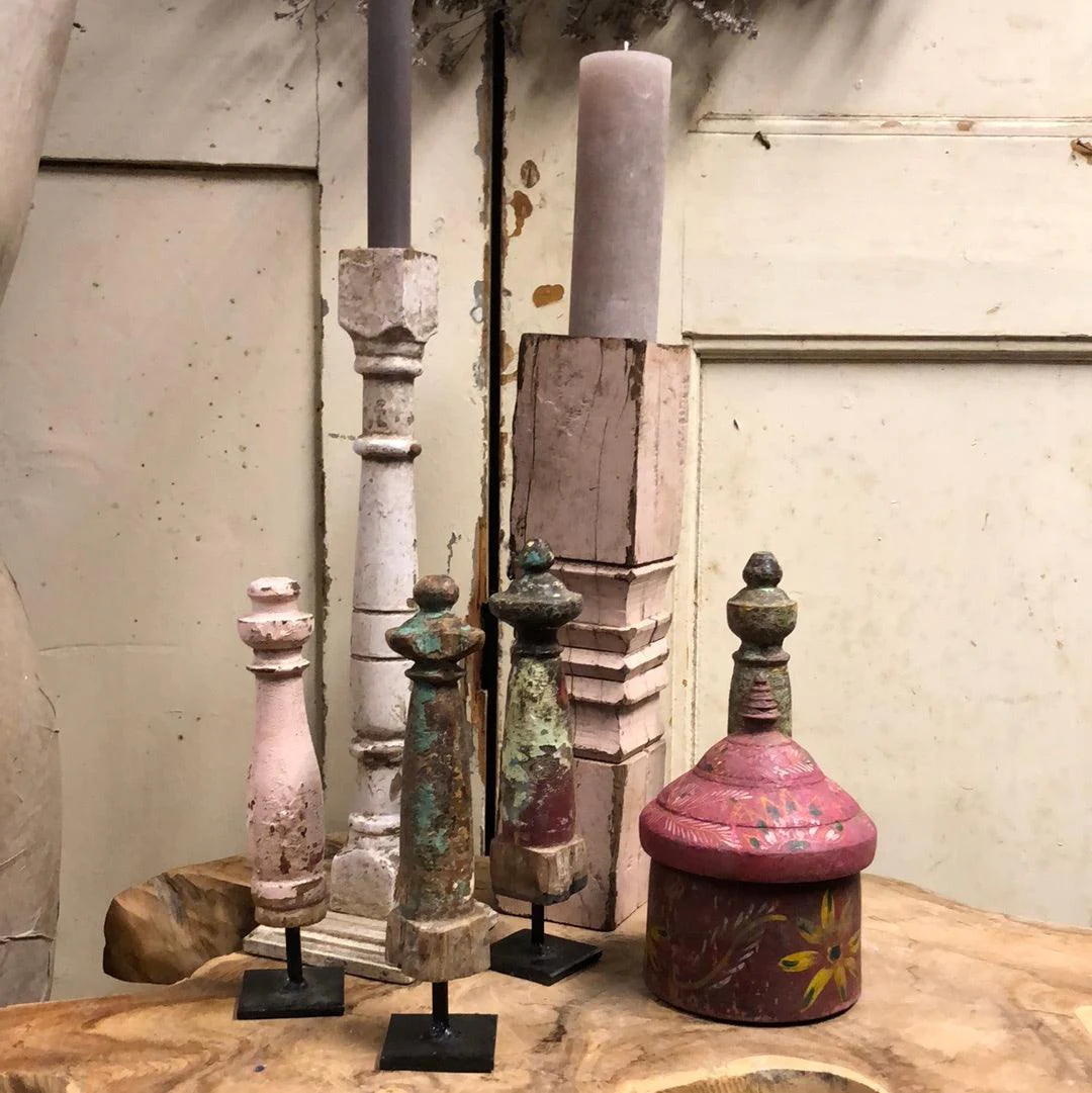 Klein vintage houten pilaar op standaard