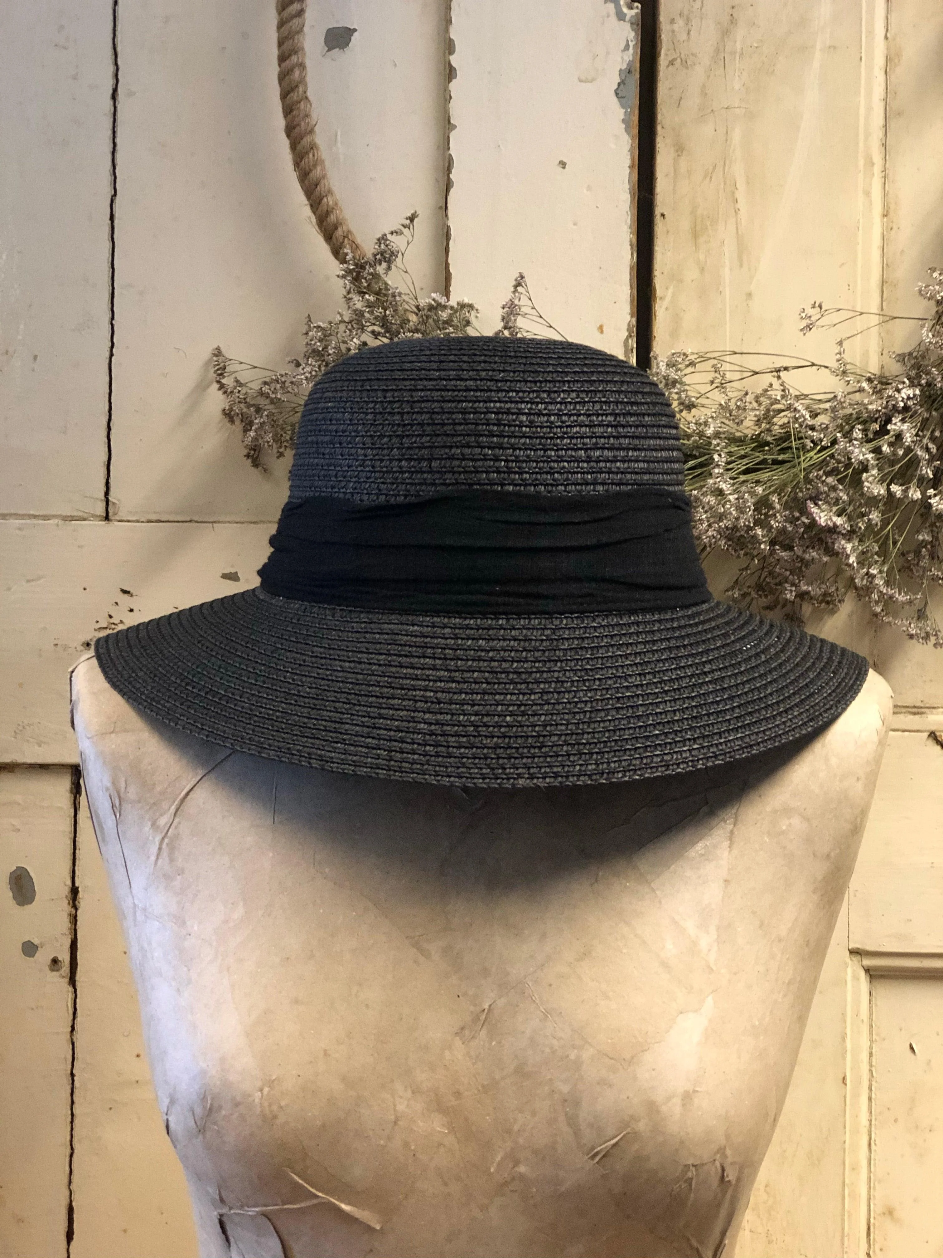 Zomerhoed zwart met bandje