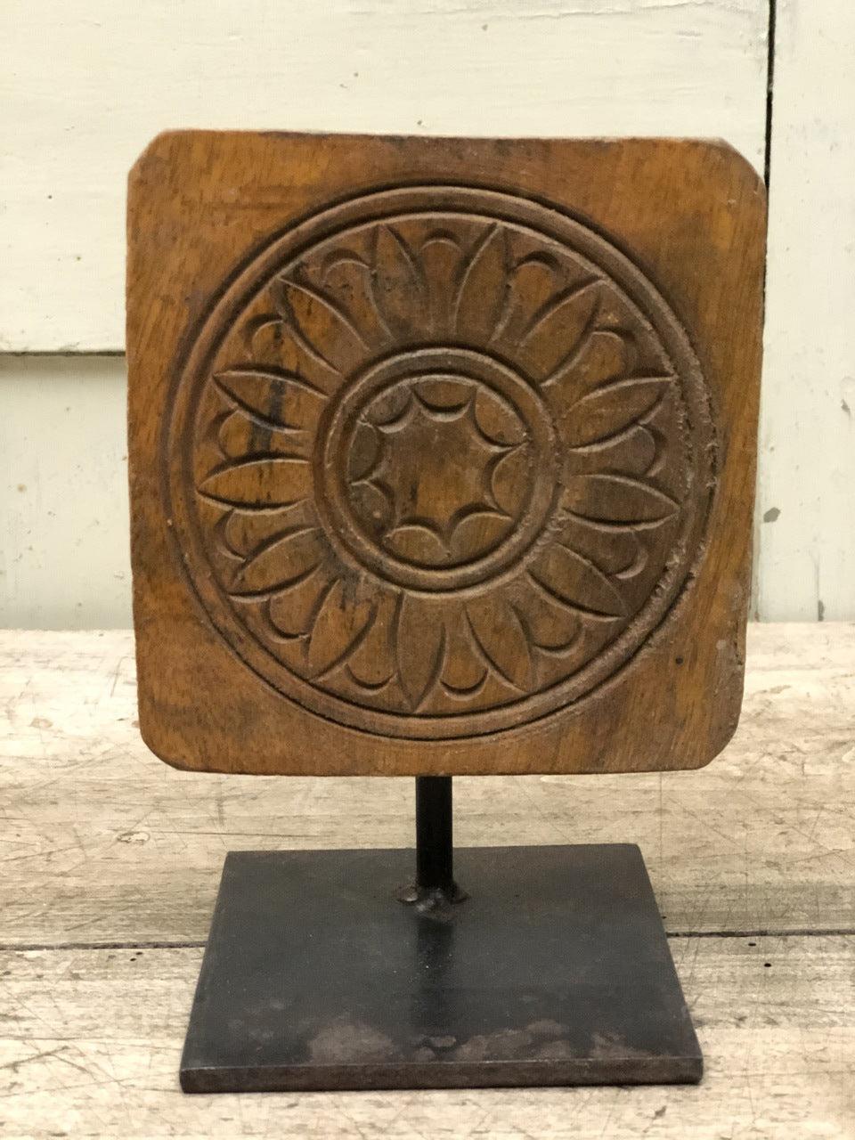 Oud vintage houten ornament op standaard