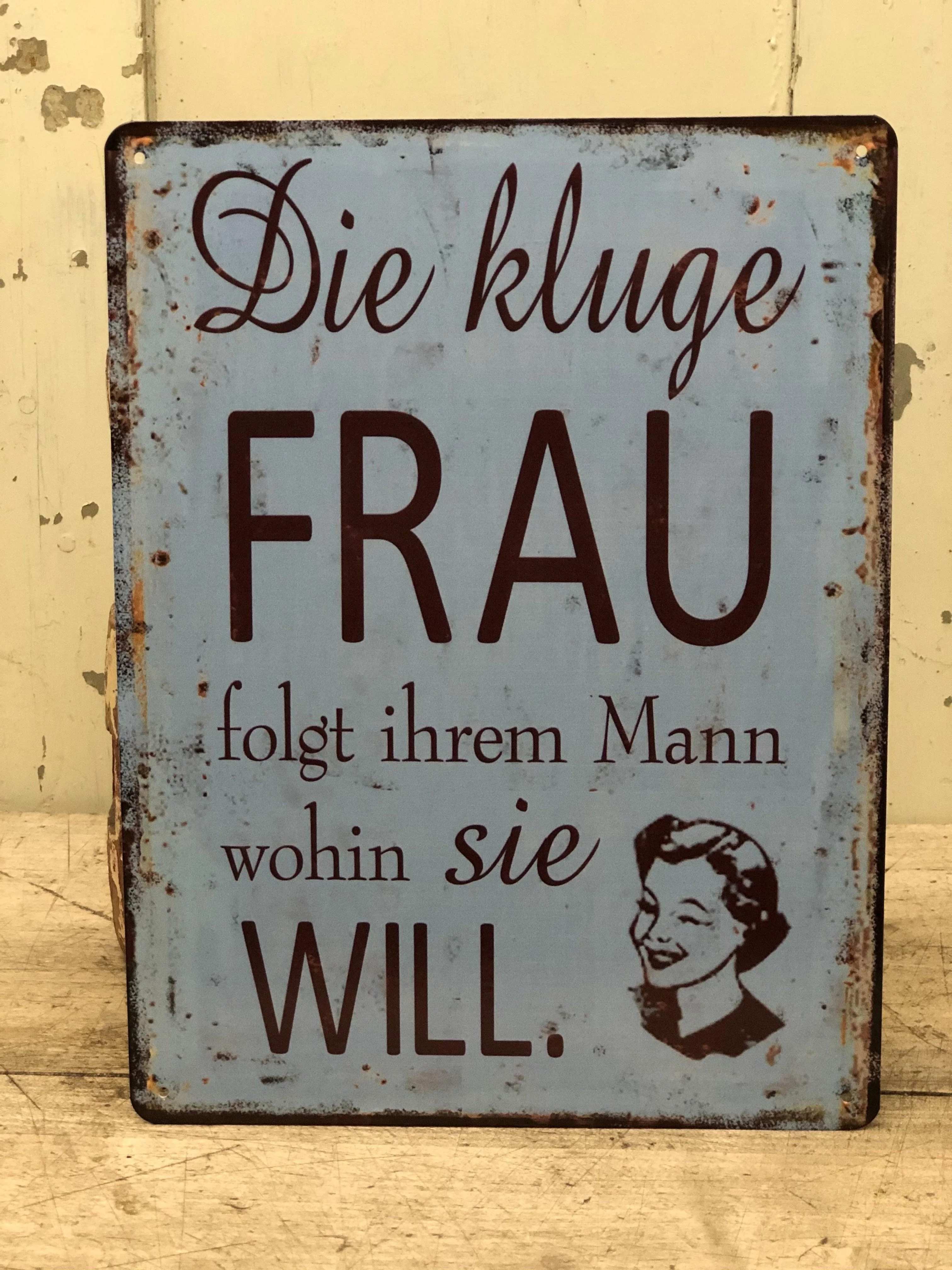 Metalen board ,, dir kluge frau folgt ihrem mann wohin Sie wil”