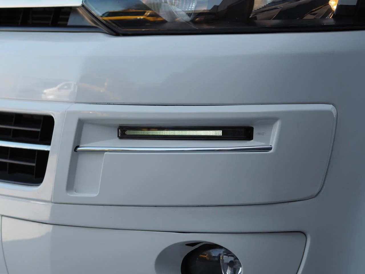 Pour le kit d’objectif fumée de la VW T5.1 à barre lumineuse de jour (DRL) peint prêt à l’ajustement | Van-X